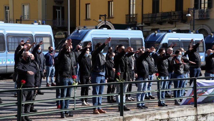A Dongo 200 camerati per ricordare Mussolini, dall’altra parte della piazza 300 antifascisti cantano ‘Bella Ciao’