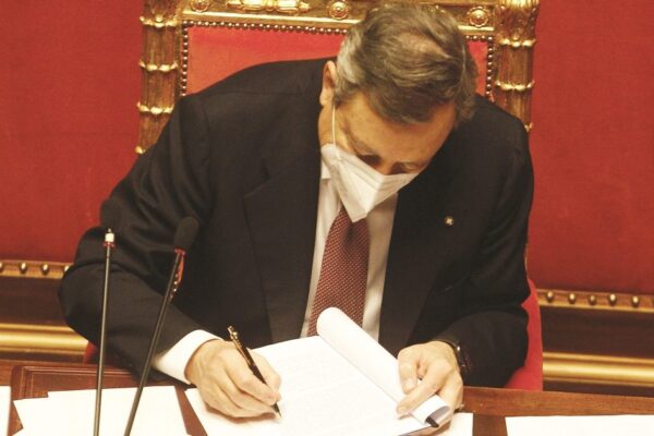 Il coprifuoco potrebbe tornare alle 22: il cortocircuito della decretazione d’urgenza Il coprifuoco potrebbe tornare alle 22: il cortocircuito della decretazione d’urgenza