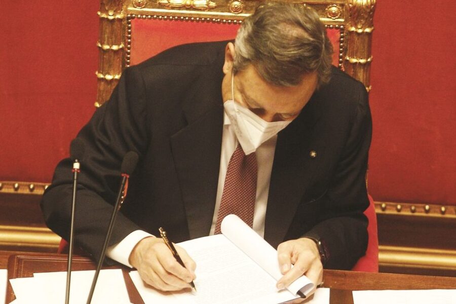 Il coprifuoco potrebbe tornare alle 22: il cortocircuito della decretazione d’urgenza