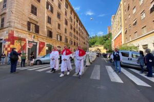 Testaccio, la processione fa il giro del Rione: folla ed emozioni per la Madonna