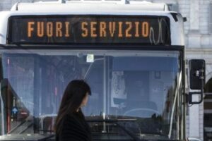Atac, il documento choc: “Servizio a singhiozzo per mancanza di mezzi, tram e filobus al tracollo”