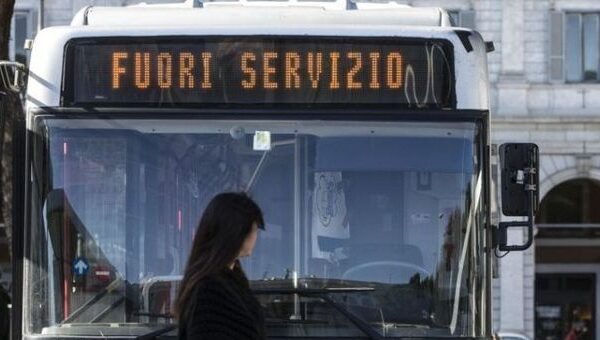 Atac, il documento choc: “Servizio a singhiozzo per mancanza di mezzi, tram e filobus al tracollo”