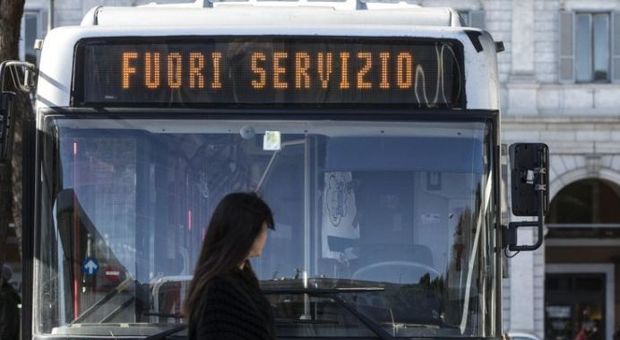 Atac, il documento choc: “Servizio a singhiozzo per mancanza di mezzi, tram e filobus al tracollo”