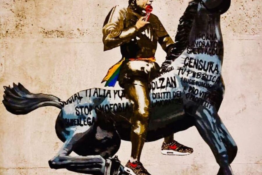 Il murales di Fedez che cavalca il cavallo della Rai