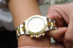 Avvocato rapinato davanti al tribunale. Gli rubano il Rolex e lo feriscono con un coltello