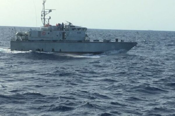 Guardia costiera libica spara contro tre pescherecci italiani: ferito comandante