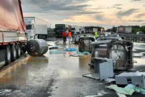 Maxi tamponamento sull’A1 tra 8 tir: traffico in tilt e autostrada invasa da detriti e uova