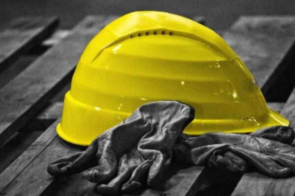 Dramma sul lavoro, operaio travolto e ucciso da macchinario in un panificio