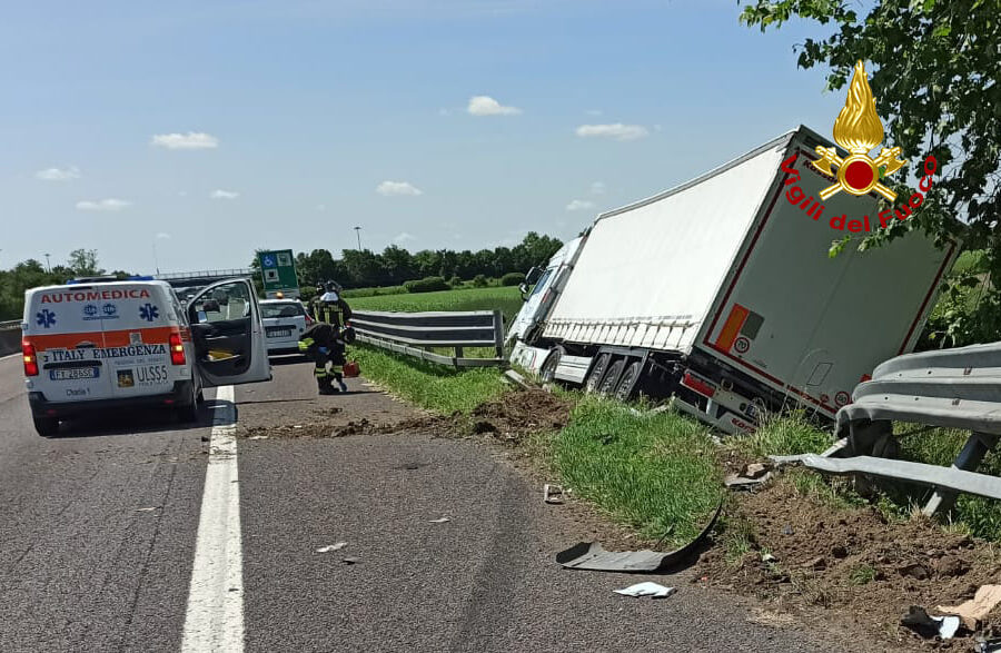 Tir tampona furgone fermo in corsia d’emergenza sull’A13 e finisce fuori strada: caos in autostrada