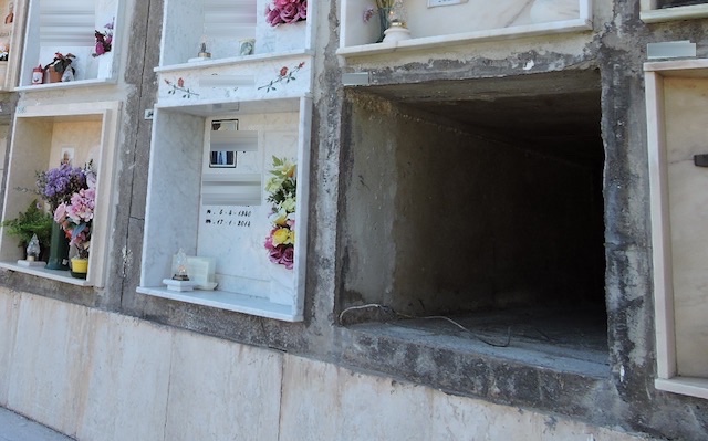 Resti della figlia scomparsi dal loculo, polemiche dopo sentenza choc: “Risparmiateci lezioncine sui sentimenti”