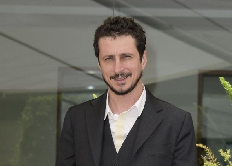 La Lega chiede la ‘testa’ di Luca Bizzarri per il post sulle droghe, l’attore: “Ammettono di non capire l’italiano”