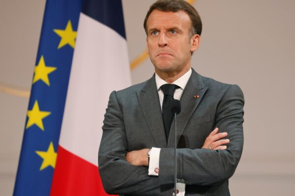 Terza guerra mondiale, Macron non esclude nulla: “Pronti a conflitto ad alta intensità”. E Lukashenko minaccia l’Ucraina