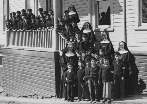 Catholic church officials with Indigenous children outside the St. Paul’s Indian Residential School in North Vancouver. PHOTO BY INDIAN RESIDENTIAL SCHOOL HISTORY AND DIALOGUE CENTRE /PNG