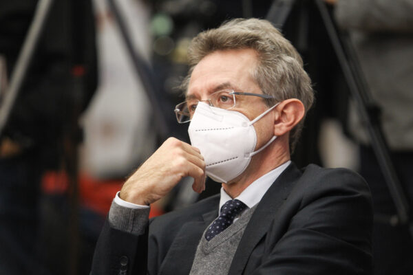 Sindaco di Napoli, Manfredi rinuncia e dà uno schiaffo a dem e grillini Sindaco di Napoli, Manfredi rinuncia e dà uno schiaffo a dem e grillini