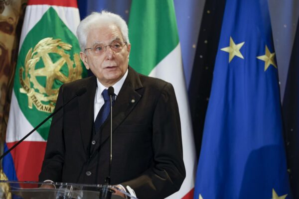 Mattarella in un labirinto, sarà dura rinunciare al bis