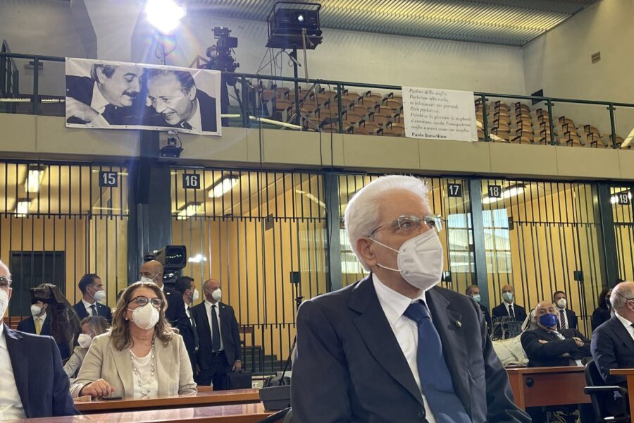 Capaci, Mattarella celebra Falcone e colpisce magistratura: “Divisioni delle toghe minano la Giustizia”
