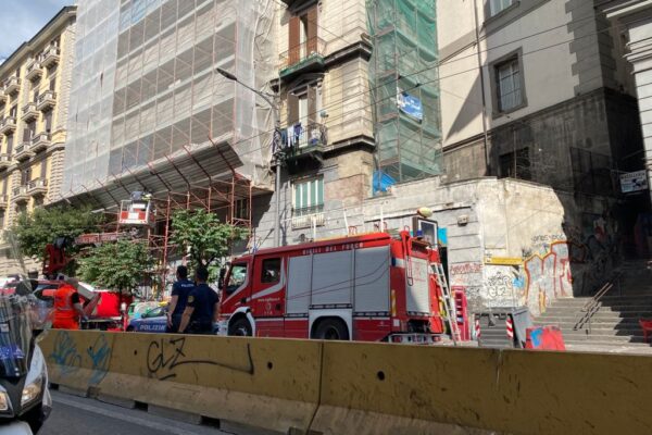 Napoli, minaccia di lanciarsi nel vuoto: caos al Corso Umberto