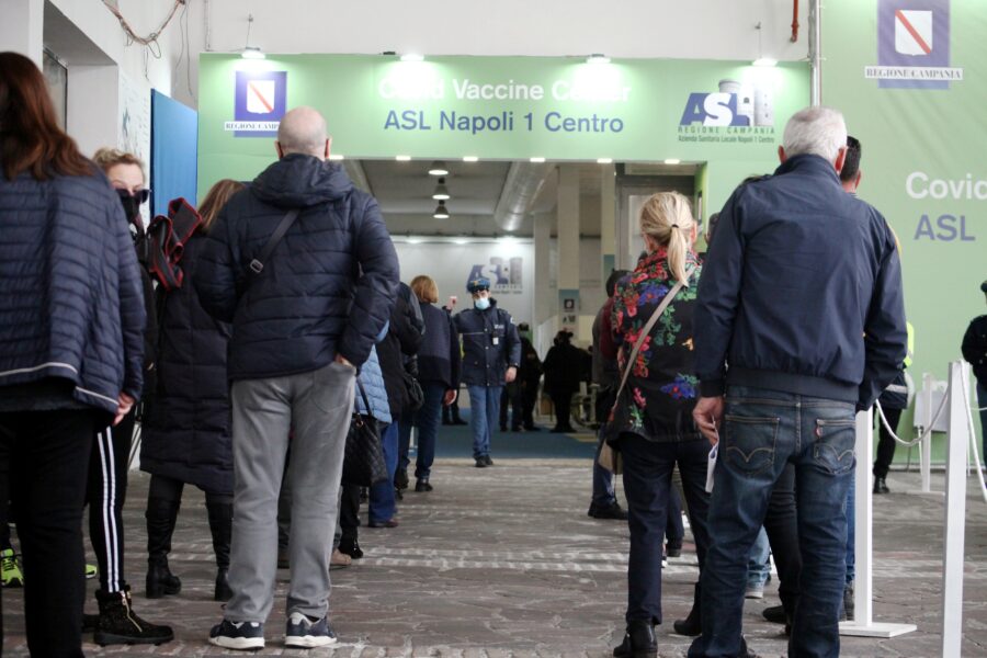 HUB VACCINALE ALLA MOSTRA D’OLTREMARE DI NAPOLI CENTRO VACCINAZIONE VACCINAZIONI ANTI COVID-19 PERSONE IN CODA ALL’INGRESSO