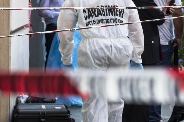 Marito e moglie freddati in casa, figlio 25enne si costituisce: “Pistola pagata 100 euro”