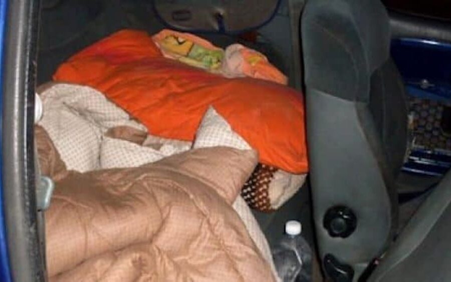 Sfrattata da casa nonostante la pandemia, donna vive in auto da tre settimane: “Rovinata da mio marito”