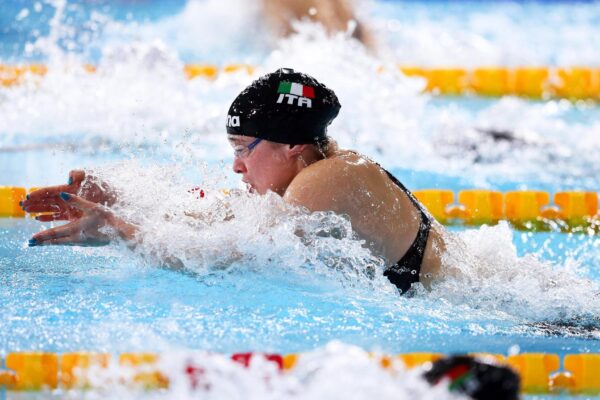 Chi è Benedetta Pilato, la 16enne ‘enfant prodige’ del nuoto: suo il record nei 50 rana
