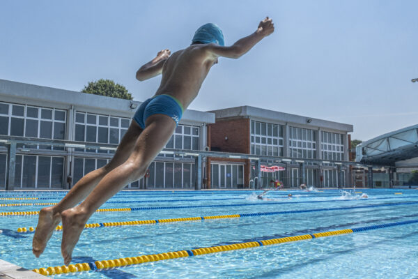 CORONAVIRUS CORONA VIRUS COVID19 COVID 19 FASE DUE 2 BAMBINO BAMBINI
RIAPERTURA RIAPERTURE
 RIAPERTE PISCINE PER NUOTO LIBERO 
PISCINA SAINI NUOTATORI NUOTATORE TUFFO