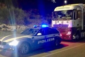 Camionista ferma il tir sulla corsia di sorpasso sull’A1 e si addormenta: “Pensavo fosse una piazzola di sosta”