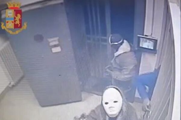 Colpo da un milione in banca, presa la ‘banda del buco’ fuggita dalle fogne: sette arresti