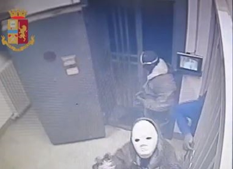 Colpo da un milione in banca, presa la ‘banda del buco’ fuggita dalle fogne: sette arresti