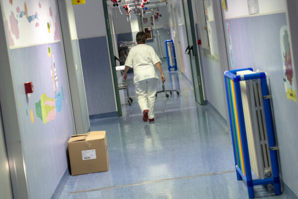 Tragedia del Mottarone, le condizioni del piccolo Eitan: “Ha cominciato a mangiare”