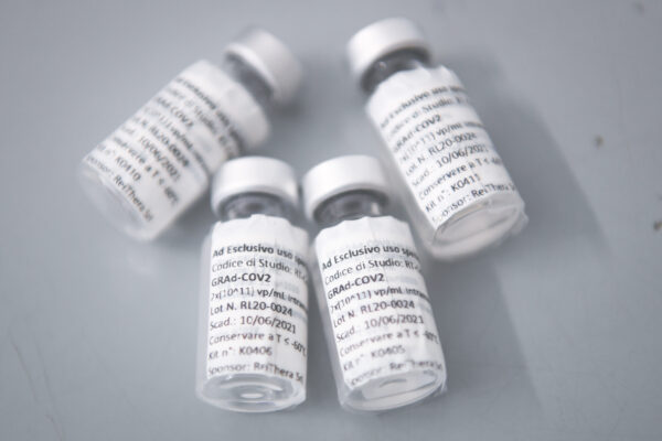 Foto Marco Alpozzi/LaPresse 
15 Aprile 2021 Vercelli, Italia 
Cronaca
Sperimentazione del vaccino ReiThera all’ospedale S. Andrea di Vercelli
Nella foto:   Fiale del vaccino sperimentale ReiThera 

Photo Marco Alpozzi/LaPresse 
April 15, 2021 Vercelli, Italy 
News
Testing of the ReiThera vaccine at the S. Andrea di Vercelli hospital
In the pic:  ReiThera’s vials experimental vaccine