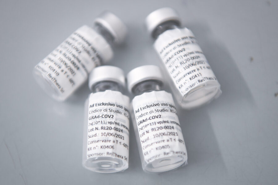 Foto Marco Alpozzi/LaPresse 
15 Aprile 2021 Vercelli, Italia 
Cronaca
Sperimentazione del vaccino ReiThera all’ospedale S. Andrea di Vercelli
Nella foto:   Fiale del vaccino sperimentale ReiThera 

Photo Marco Alpozzi/LaPresse 
April 15, 2021 Vercelli, Italy 
News
Testing of the ReiThera vaccine at the S. Andrea di Vercelli hospital
In the pic:  ReiThera’s vials experimental vaccine