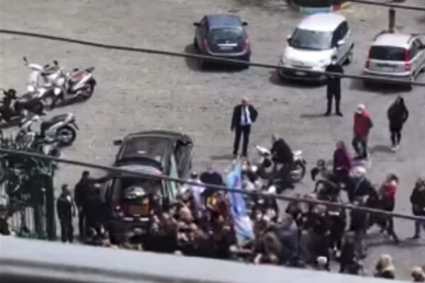 Maxi rissa al funerale davanti alla chiesa, le immagini virali sul web
