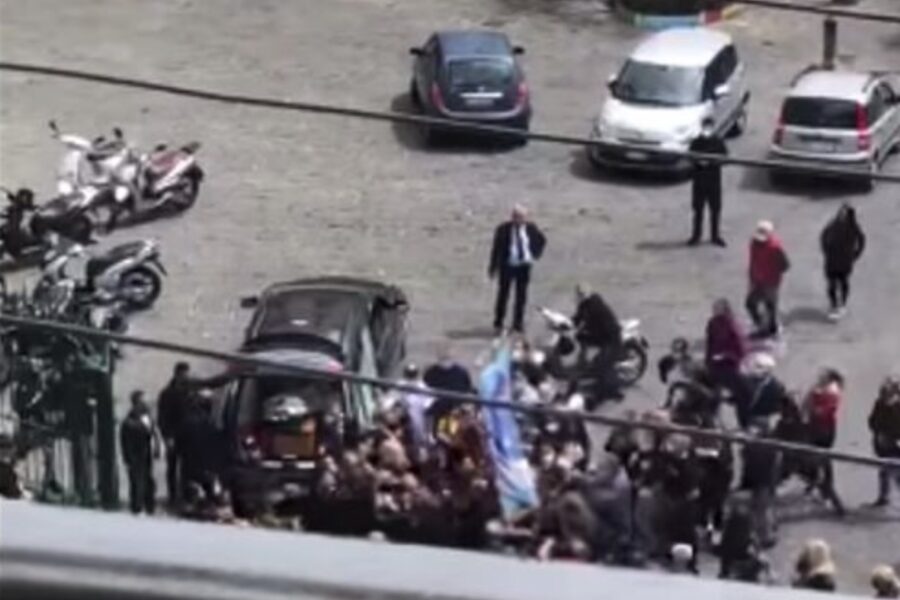 Maxi rissa al funerale davanti alla chiesa, le immagini virali sul web