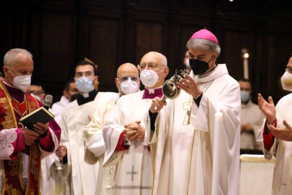 MONSIGNOR DOMENICO BATTAGLIA ARCIVESCOVO DI NAPOLI DURANTE LA CELEBRAZIONE DELLA LIQUEFAZIONE DEL SANGUE DI SAN GENNARO IN DUOMO