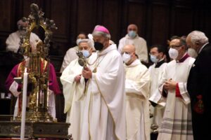 MONSIGNOR DOMENICO BATTAGLIA ARCIVESCOVO DI NAPOLI DURANTE LA CELEBRAZIONE DELLA LIQUEFAZIONE DEL SANGUE DI SAN GENNARO IN DUOMO