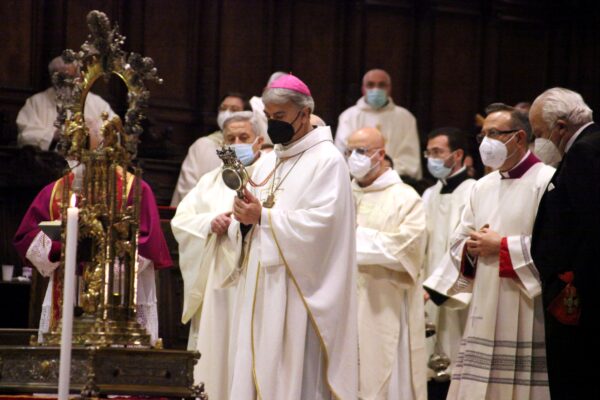 MONSIGNOR DOMENICO BATTAGLIA ARCIVESCOVO DI NAPOLI DURANTE LA CELEBRAZIONE DELLA LIQUEFAZIONE DEL SANGUE DI SAN GENNARO IN DUOMO