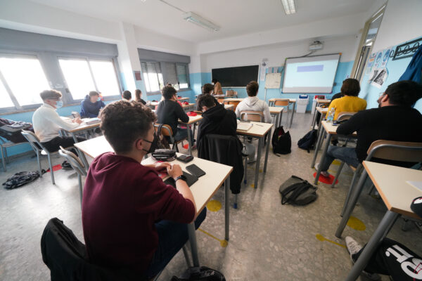 Piano scuola, resta la mascherina sopra i 6 anni: vaccino “essenziale” ma non obbligatorio