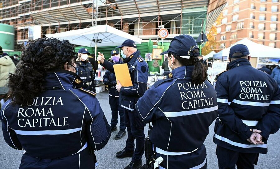 Quartiere Aurelio, muffa e cattivo stato di conservazione: oltre mille chili di merce sequestrata