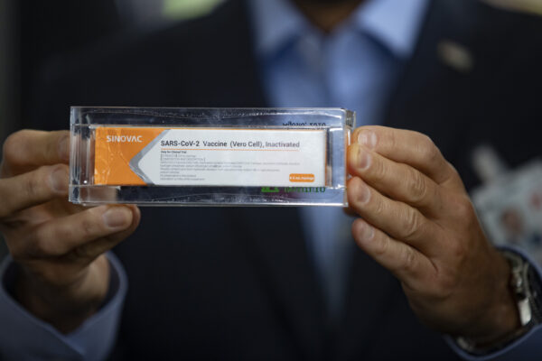 Sinovac, l’Ema avvia l’esame del vaccino cinese: ma la sua efficacia è messa in dubbio da Pechino (e dal Cile)