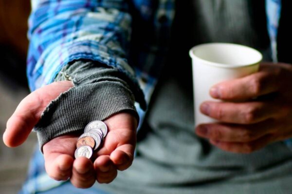 Un bimbo morto e una ladra di spicci: due storie figlie di un’Italia dal cuore spento