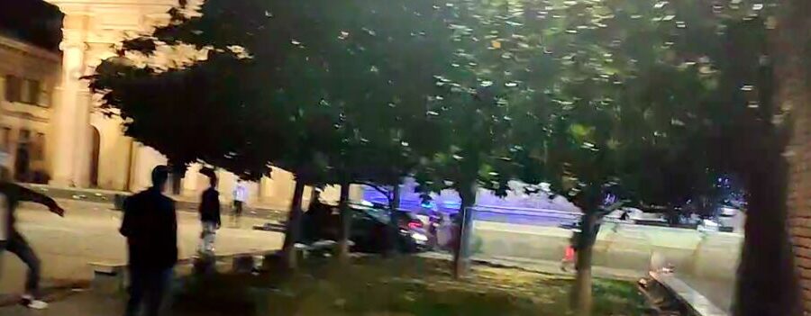 Carabinieri aggrediti da pitbull aizzato dal proprietario, militare spara: lanci di bottiglie contro le auto di servizio