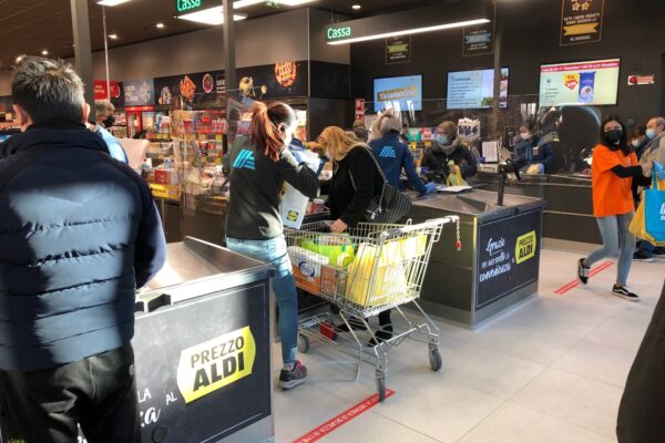 Obbligo di Green pass, chi è senza perde il Reddito di cittadinanza: scontro in maggioranza sulla lista delle esenzioni