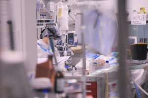 Covid, decessi mai così bassi da ottobre ma tornano a riempirsi le terapie intensive