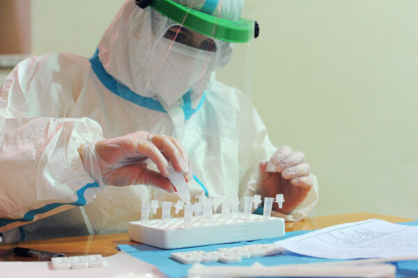 TAMPONI RAPIDI E TEST SIEROLOGICI TAMPONE RAPIDO TEST SIEROLOGICO SCREENING DIAGNOSTICA CORONAVIRUS COVID-19 PERSONALE SANITARIO MEDICO MEDICI OPERATORE OPERATORI SANITARI IN ABBIGLIAMENTO PROTETTIVO TUTA PROTETTIVA TUTE PROTETTIVE VISIERA VISIERE