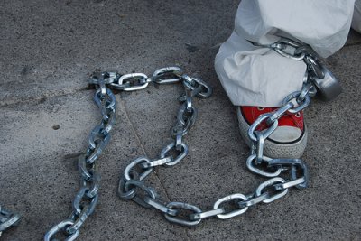 Roma, commercianti incatenati per protesta: “No ai lavori a piazza in Lucina”