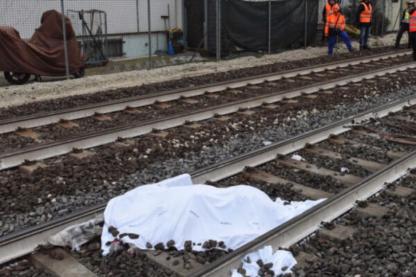Uomo travolto e ucciso da treno mentre attraversa binari