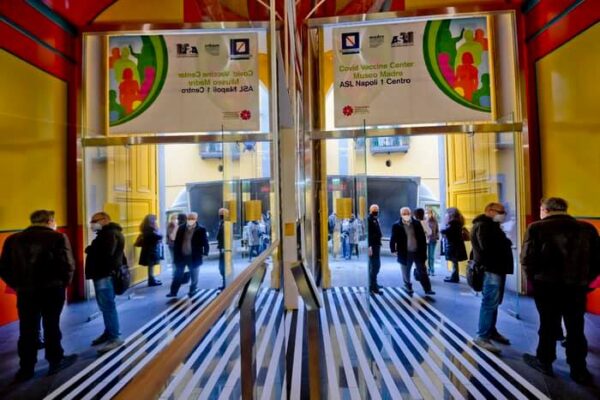 Convocati per ieri, ma l’hub vaccini era chiuso: si presentano oggi e mandano in tilt il sistema