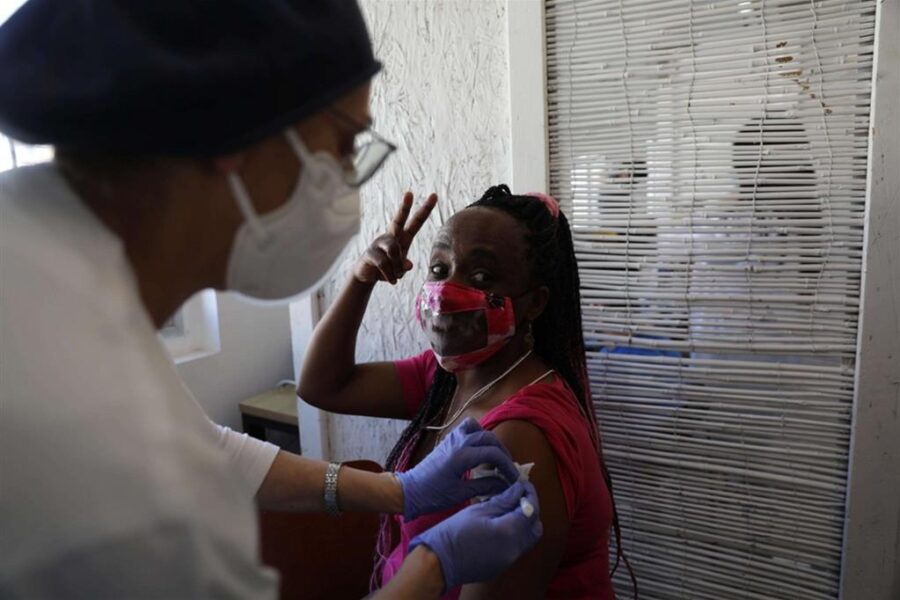 Regolari o irregolari i migranti vanno vaccinati perché hanno i nostri stessi diritti