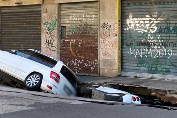 Roma sprofonda, a Tor Pignattara due auto inghiottite da una voragine